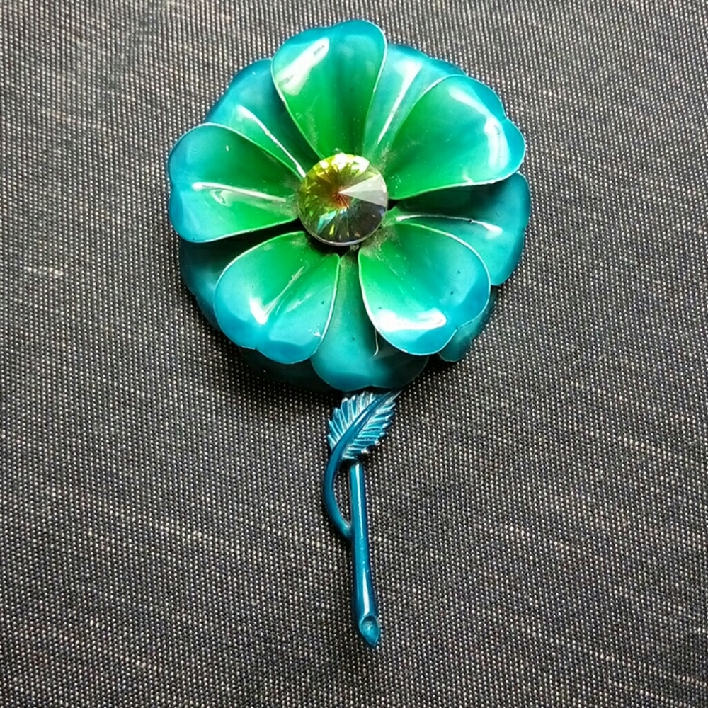 Vintage 1960's flower brooch